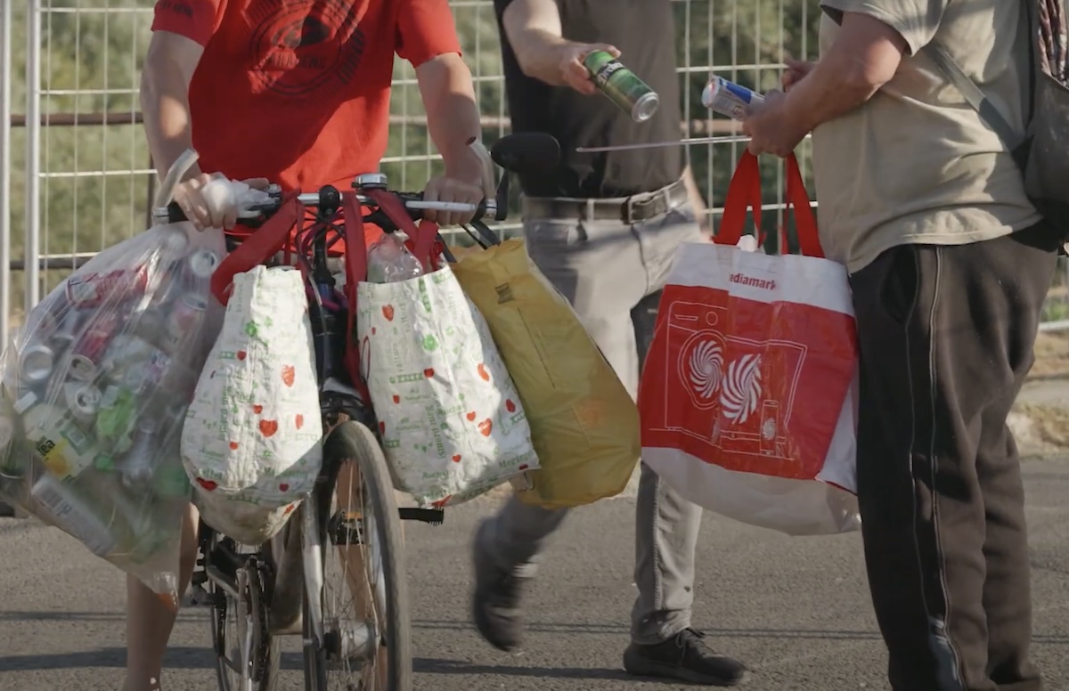 Akár napi 25 ezer forintot is lehet keresni palackgyűjtéssel a Sziget környékén