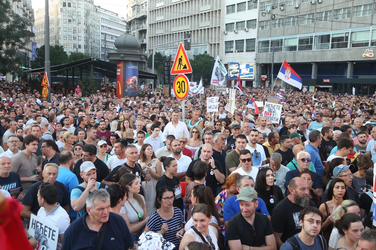 Áll a bál Belgrádban, tízezrek tüntetnek az utcákon az akkumulátorgyártással összefüggésben