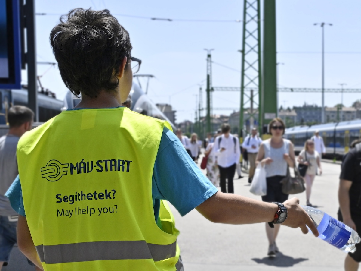 A hőség miatt vizet osztanak a vasútállomásokon és az autóbusz-állomásokon