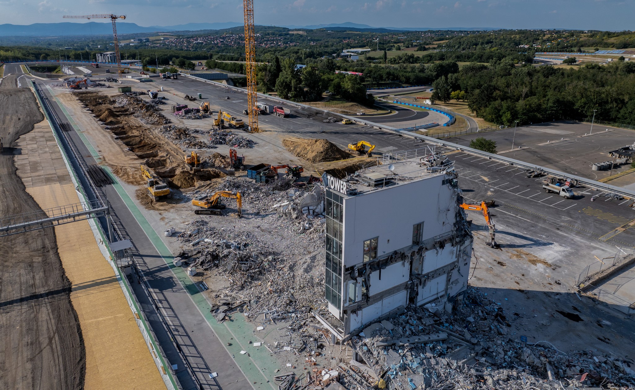 Elkezdték elbontani a Hungaroring épületeit, rá sem lehet ismerni a versenypályára