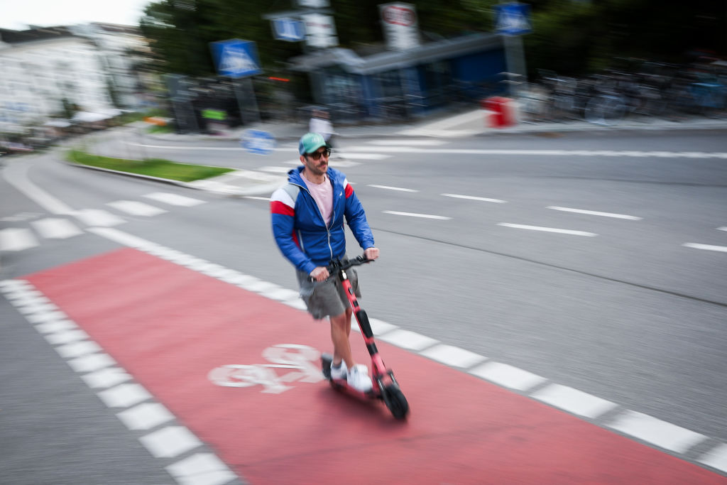 Új KRESZ-tervezet: kerékpáros övezetek és szigorúbb szabályok a rollereseknek