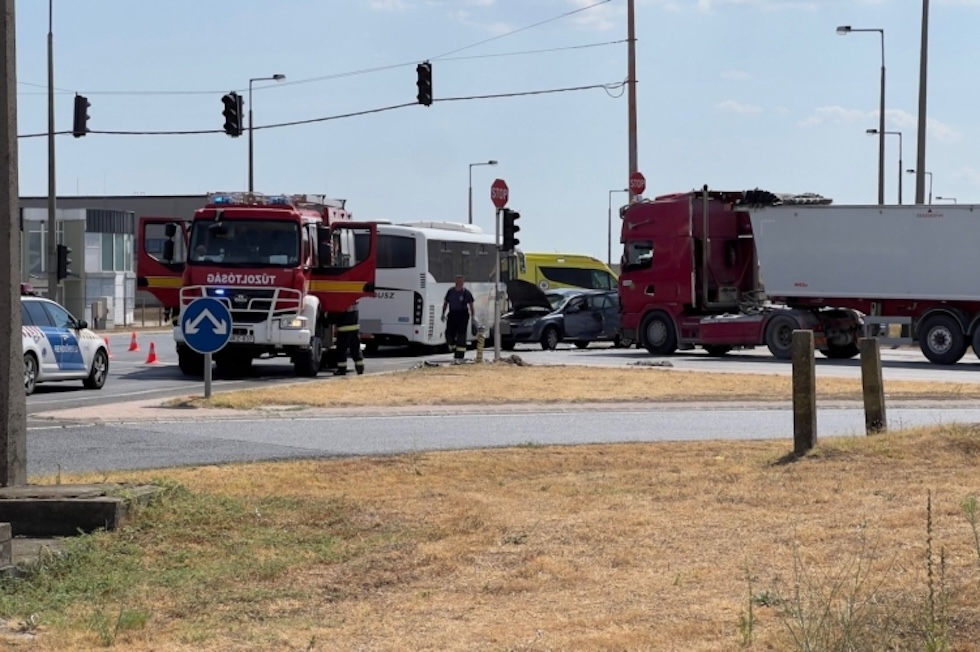 Súlyos baleset Paksnál: busz, kamion és autó ütközött a 6-os főúton