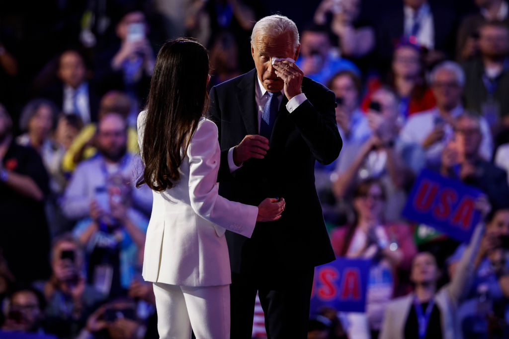 Videó: könnyek között búcsúzott a politikától Joe Biden