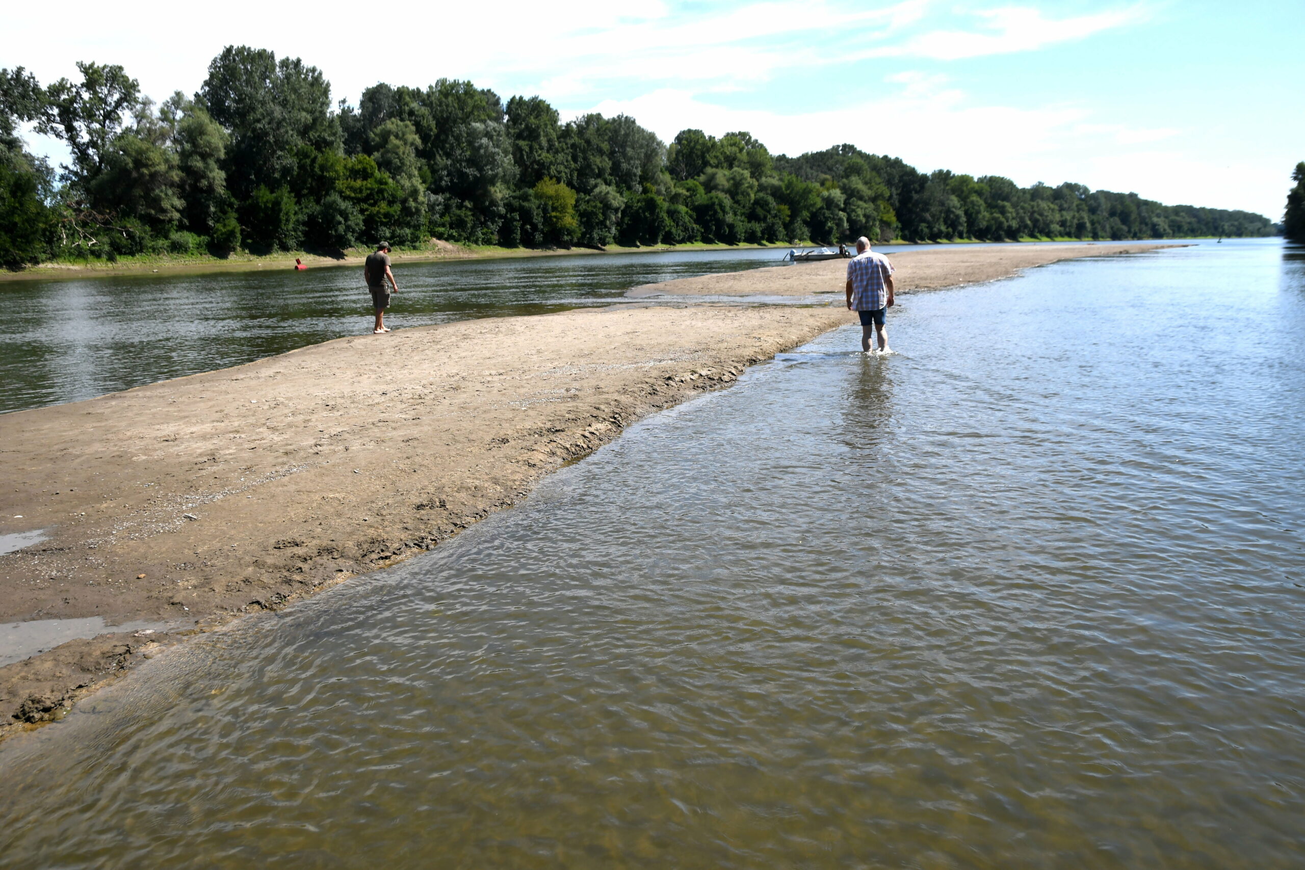 Az aszály miatt olyan alacsony a Tisza vízállása, hogy több helyen át lehetne gyalogolni a folyón – videó