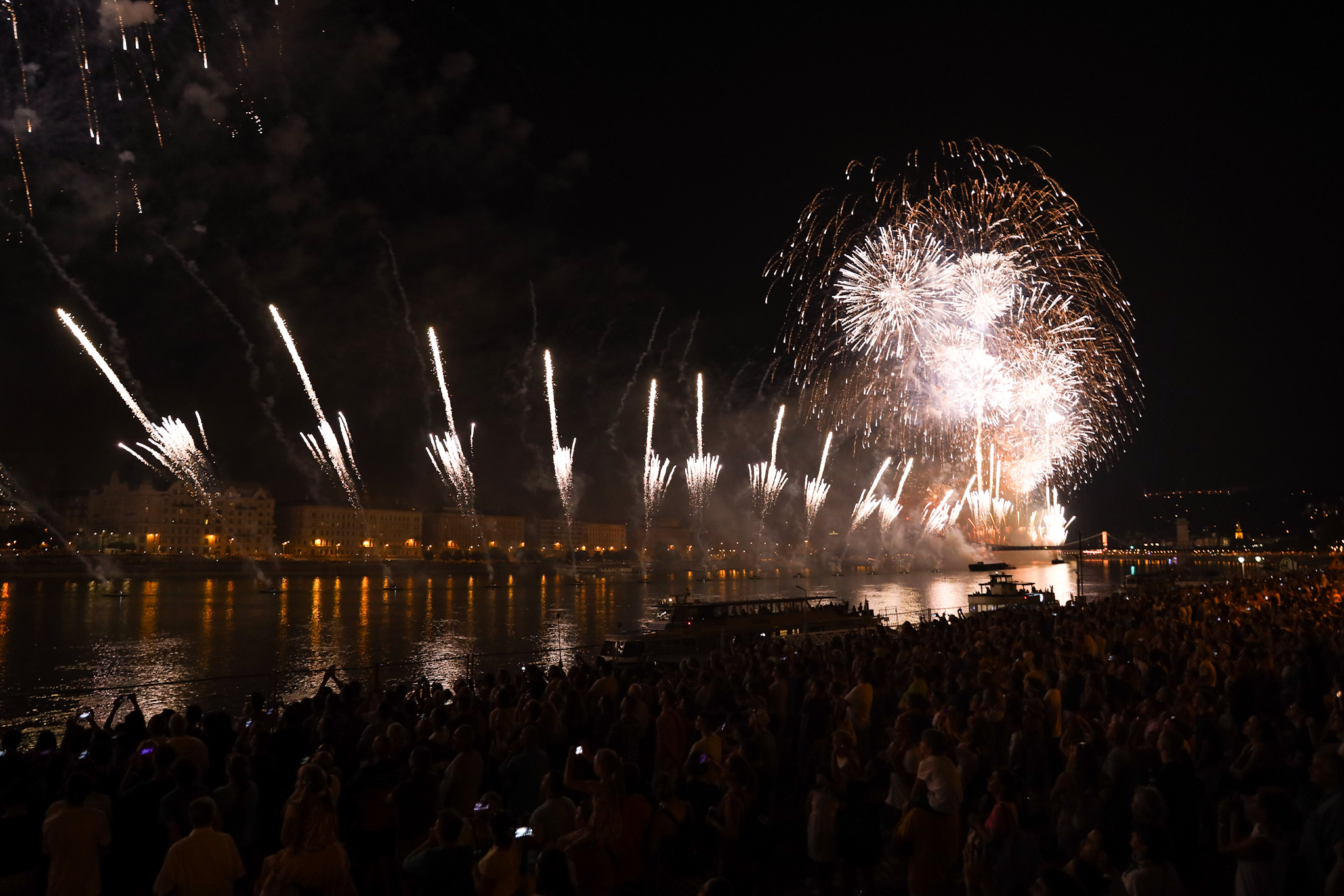 Egyelőre úgy néz ki, hogy megtartják az esti tűzijátékot