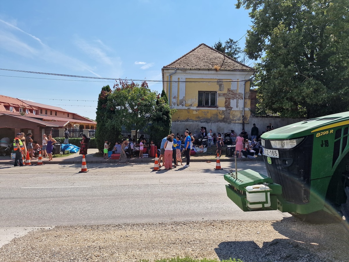 Közel száz ukrán menekültet tettek a hőségben az utcára Kocson egy új kormányrendelet miatt