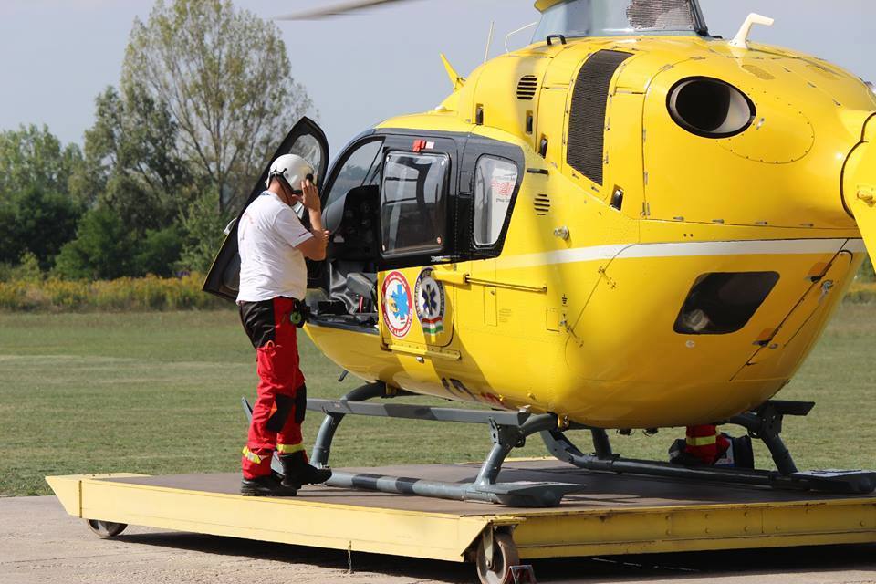 Újra kellett éleszteni egy kisfiút a hajdúszoboszlói strandon, mentőhelikopter is érkezett