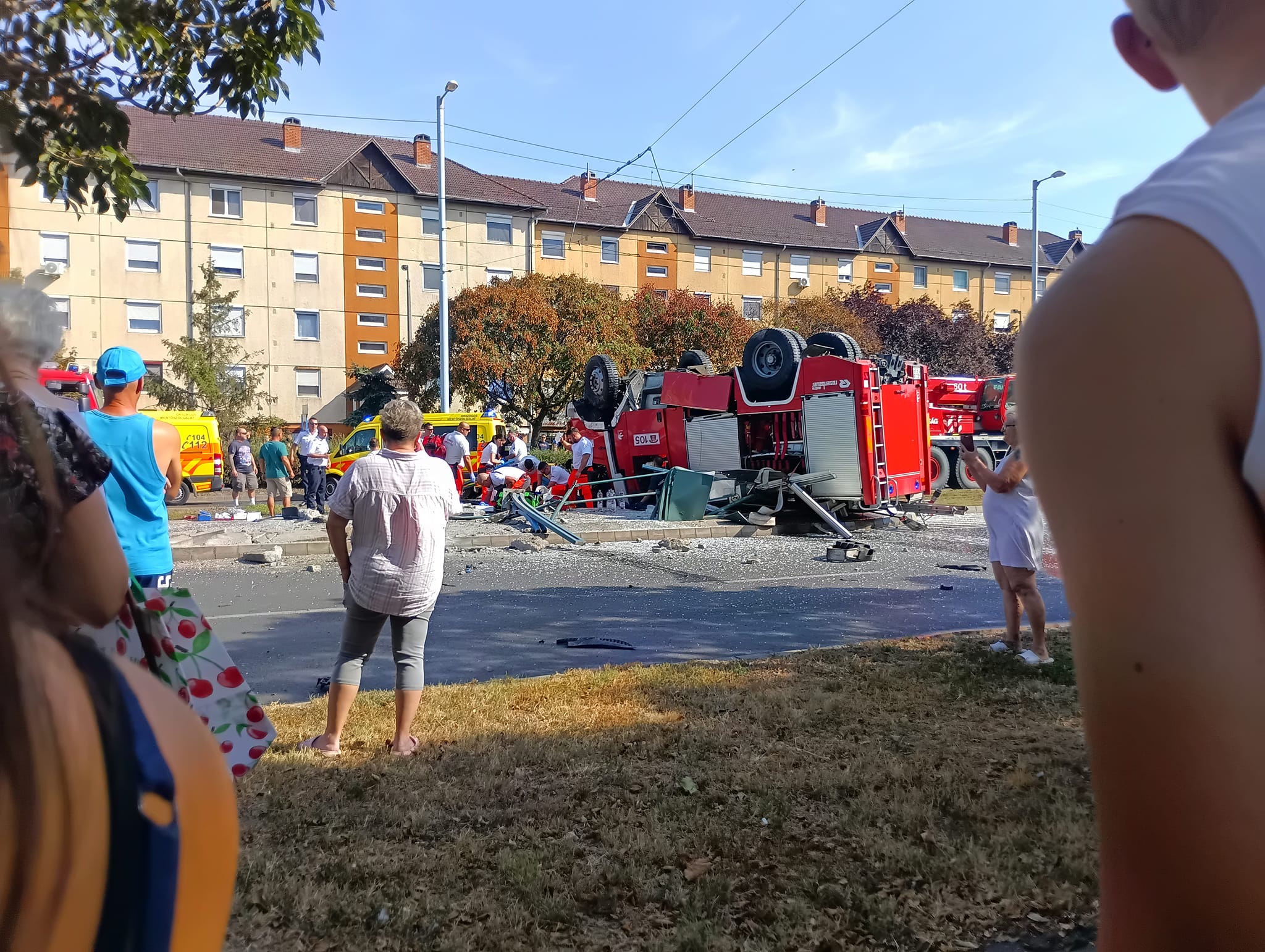 Durva baleset Szegeden: villamosmegállóba csapódott, majd felborult egy tűzoltóautó