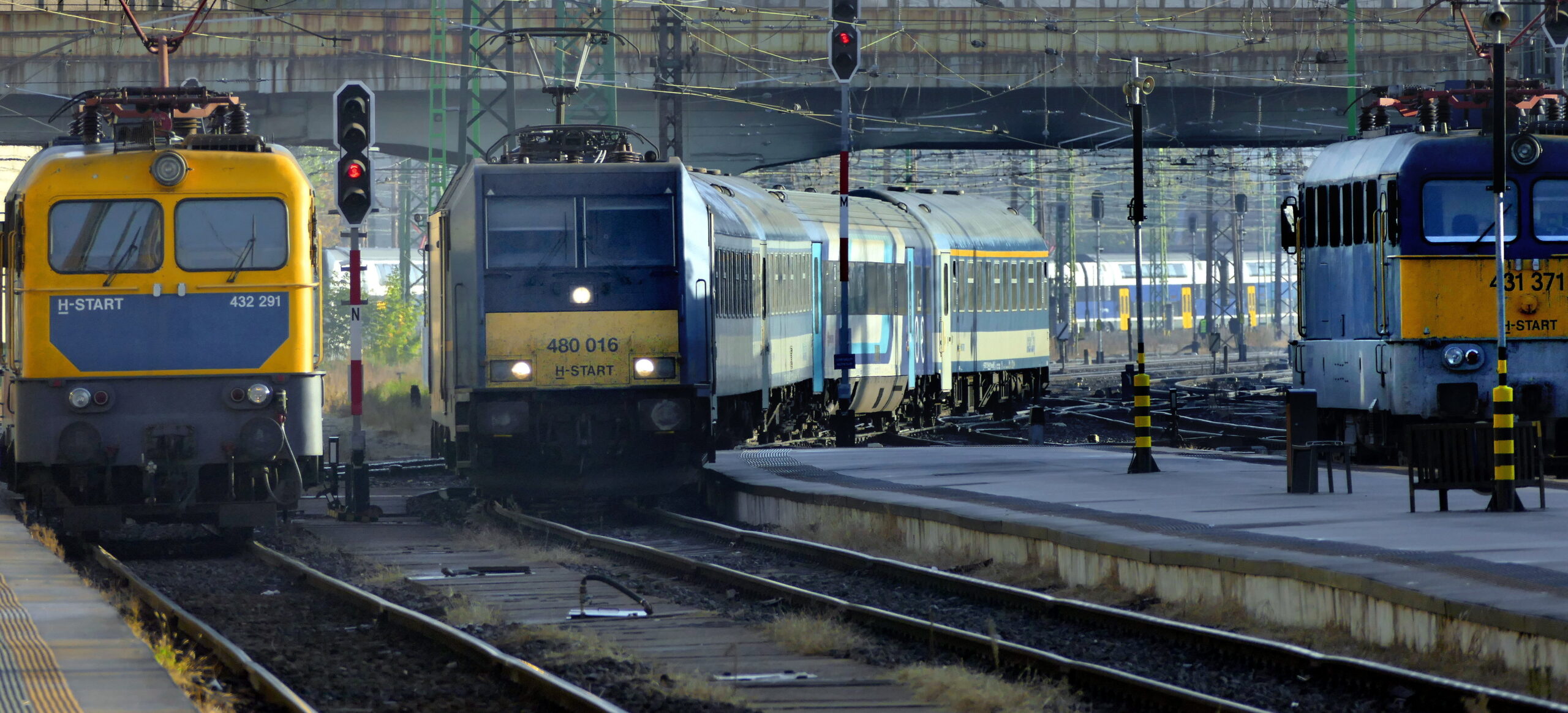 Kisiklott egy InterCity a Keleti pályaudvar mellett