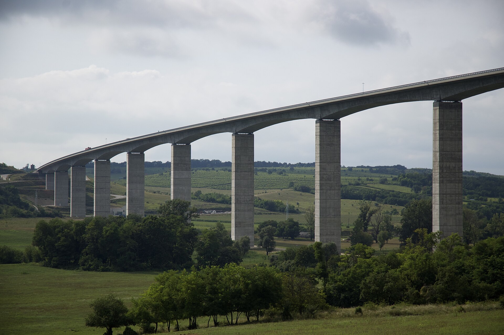 Le kell zárni a Kőröshegyi viaduktot, gyakorlatilag kiemelik a helyéről a hidat