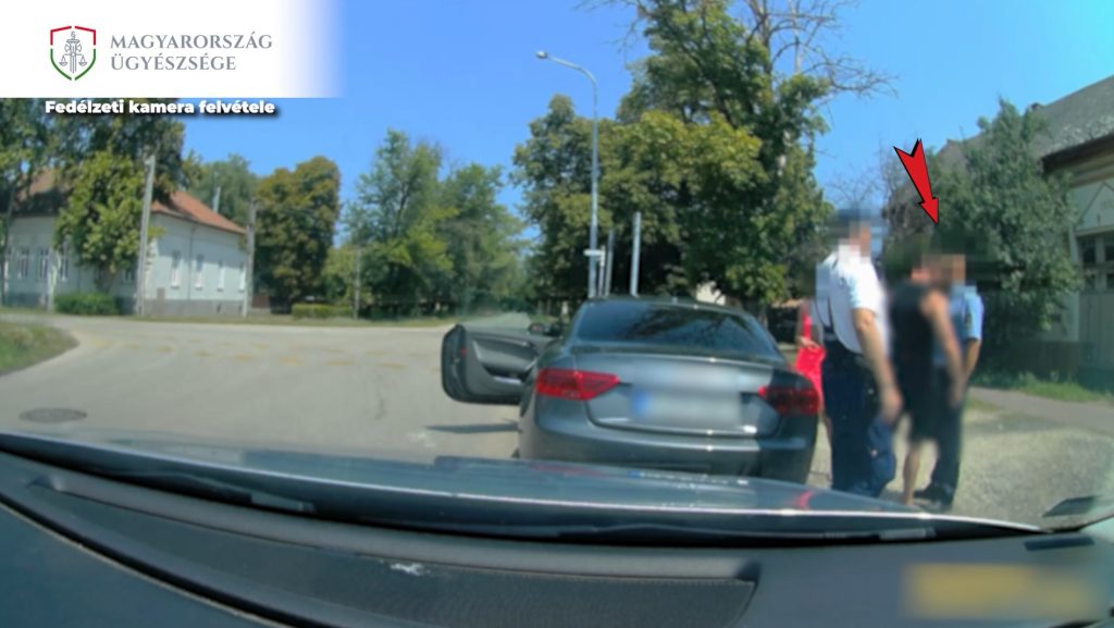 Felvette a rendőrautó kamerája, ahogy egy dühös sofőr lefejel egy intézkedő rendőrt – videó