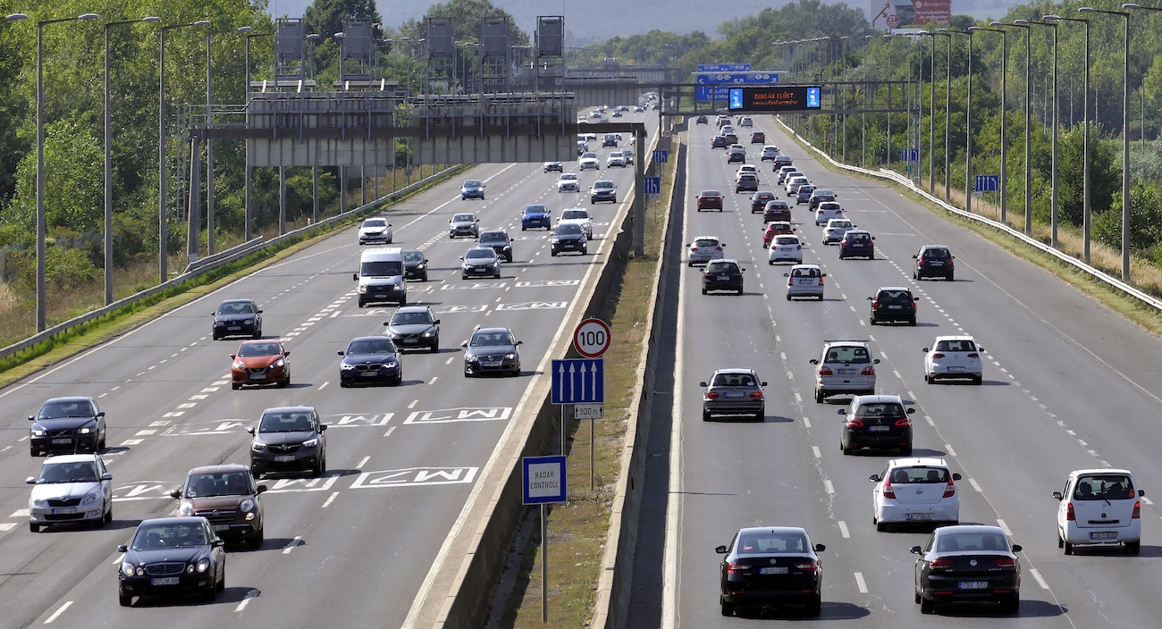 Szörnyű tragédia: letarolta a kamion a házaspár autóját az M1-esen