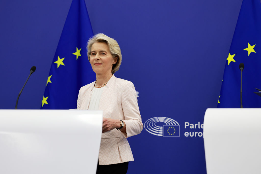 Beszólt Orbánnak Ursula von der Leyen: „Hibáztatták valaha a magyarokat a szovjetek 1956-os inváziójáért?”