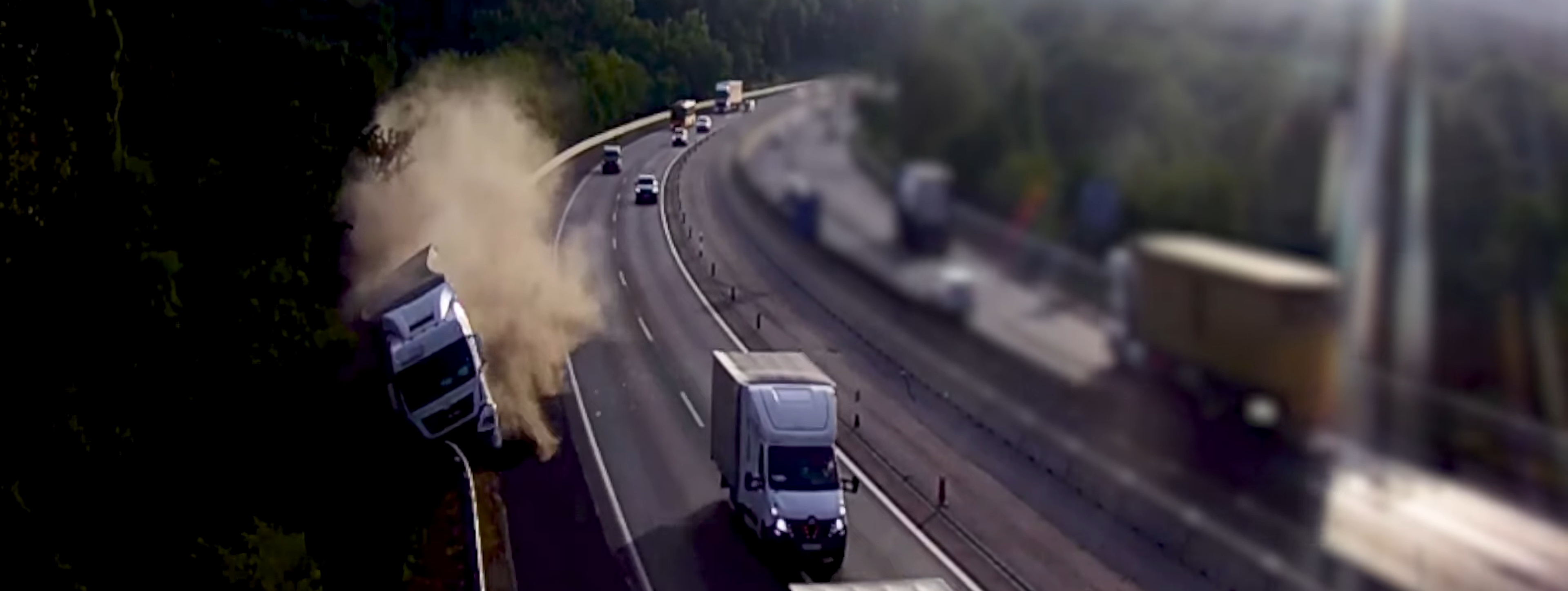 Elaludt a sofőr, 300 méteren át tolta maga előtt az M3-as szalagkorlátját a kamion