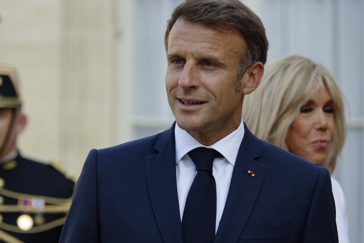 Macron egy korábbi kihívóját nevezte ki Franciaország új miniszterelnökének