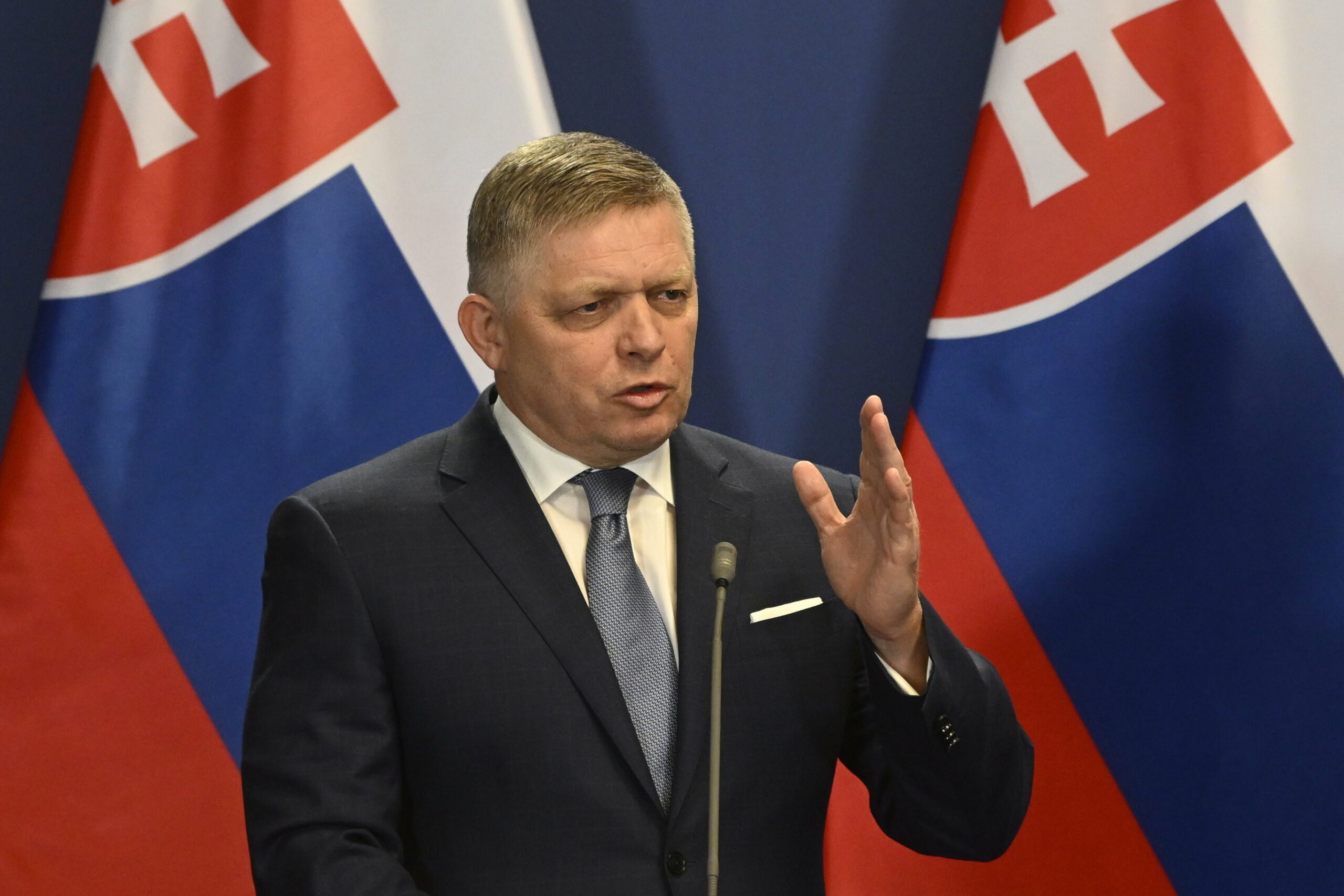 Robert Fico először látogatott vissza az ellene elkövetett merénylet színhelyére – az ellenzéket szidta