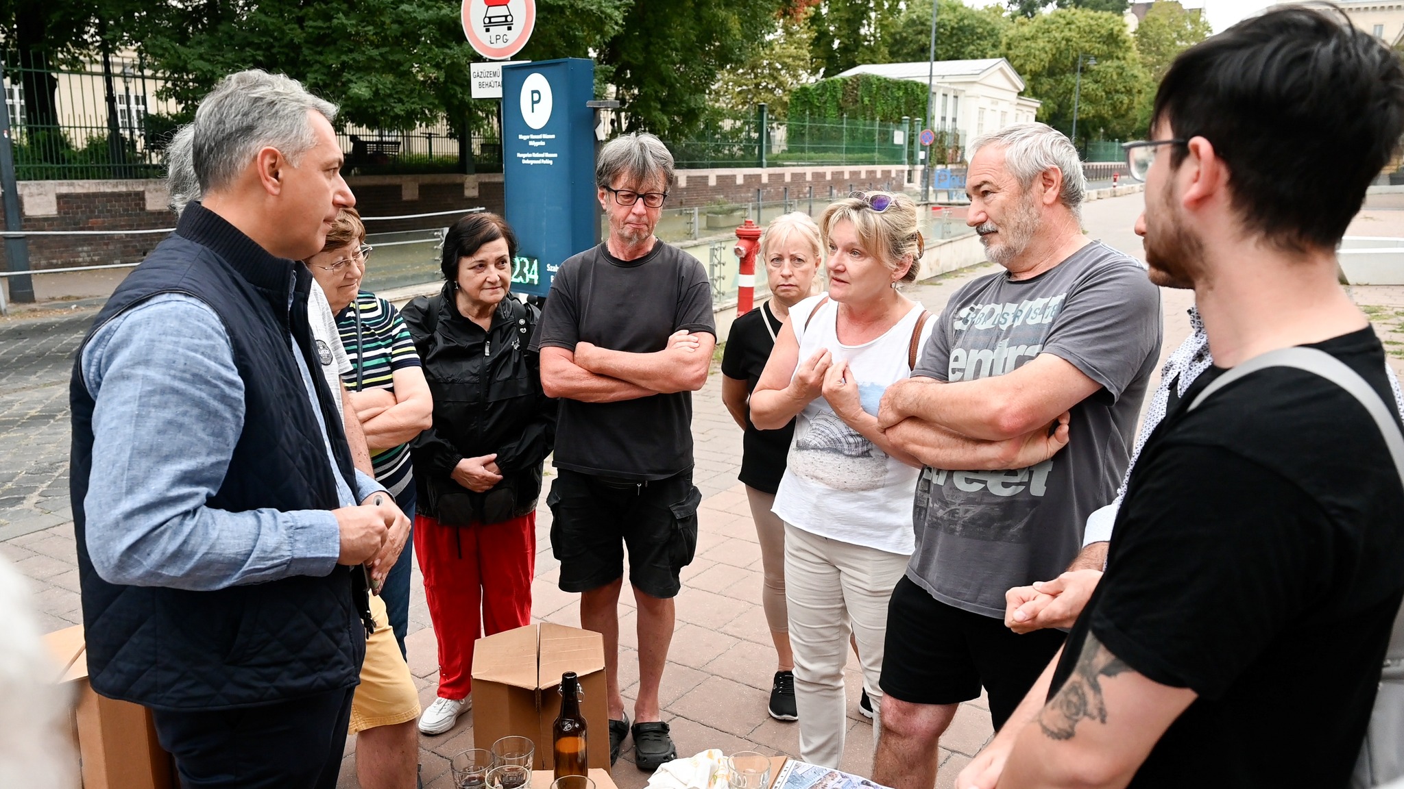 Lázár János váratlanul megjelent, és a tüntetőkkel kávézott az épülő Pázmány Campusnál