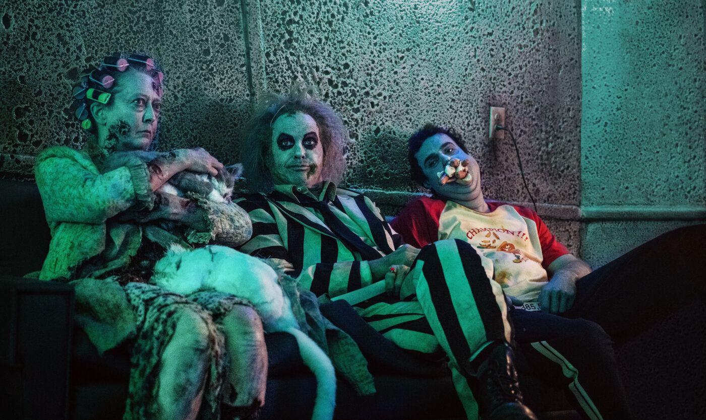 Szörnybaba, összeálló testrészek, kettéharapott férj! – Tim Burton visszatért, a Beetlejuice Beetlejuice egy csodás éjfekete horrorparádé