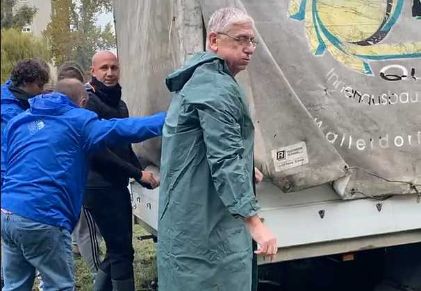 Gyurcsány Ferenc hatalmas nyögések közepette próbál kitolni egy teherautót a sárból: „Ilyenkor minden közös”