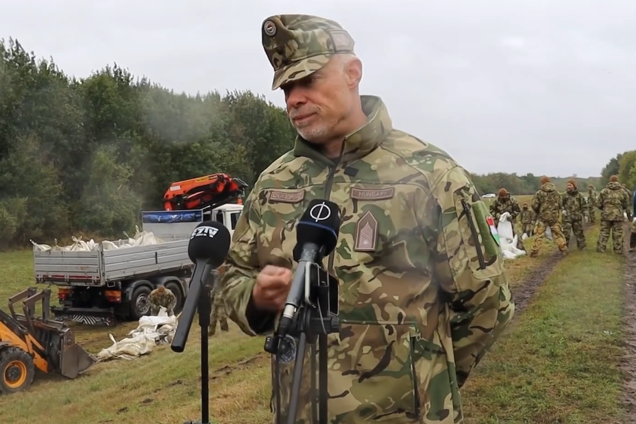 Szalay-Bobrovniczky Kristóf beveti a honvédség árvízvédelmi csodafegyverét, jönnek az „úszni tudó... ő... járművek”