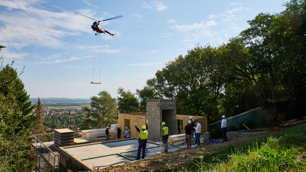 Helikopterrel is építenek már Magyarországon – van, akinek a hegyoldal sem akadály