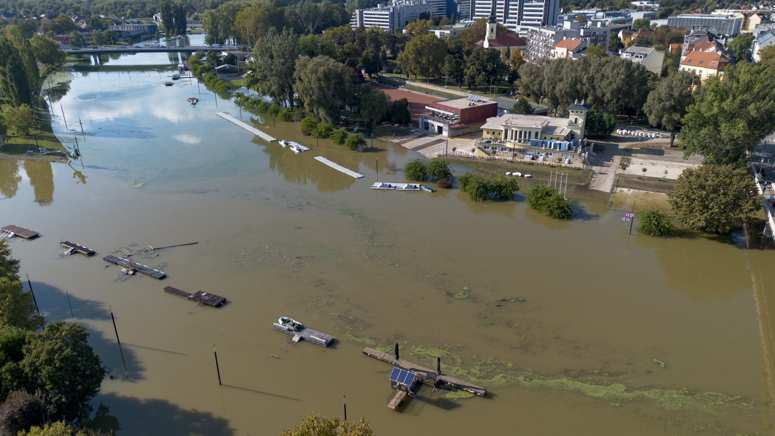 Megkezdődött a Duna tetőzése a Szigetköznél – azt kérik, senki ne menjen a védművekre