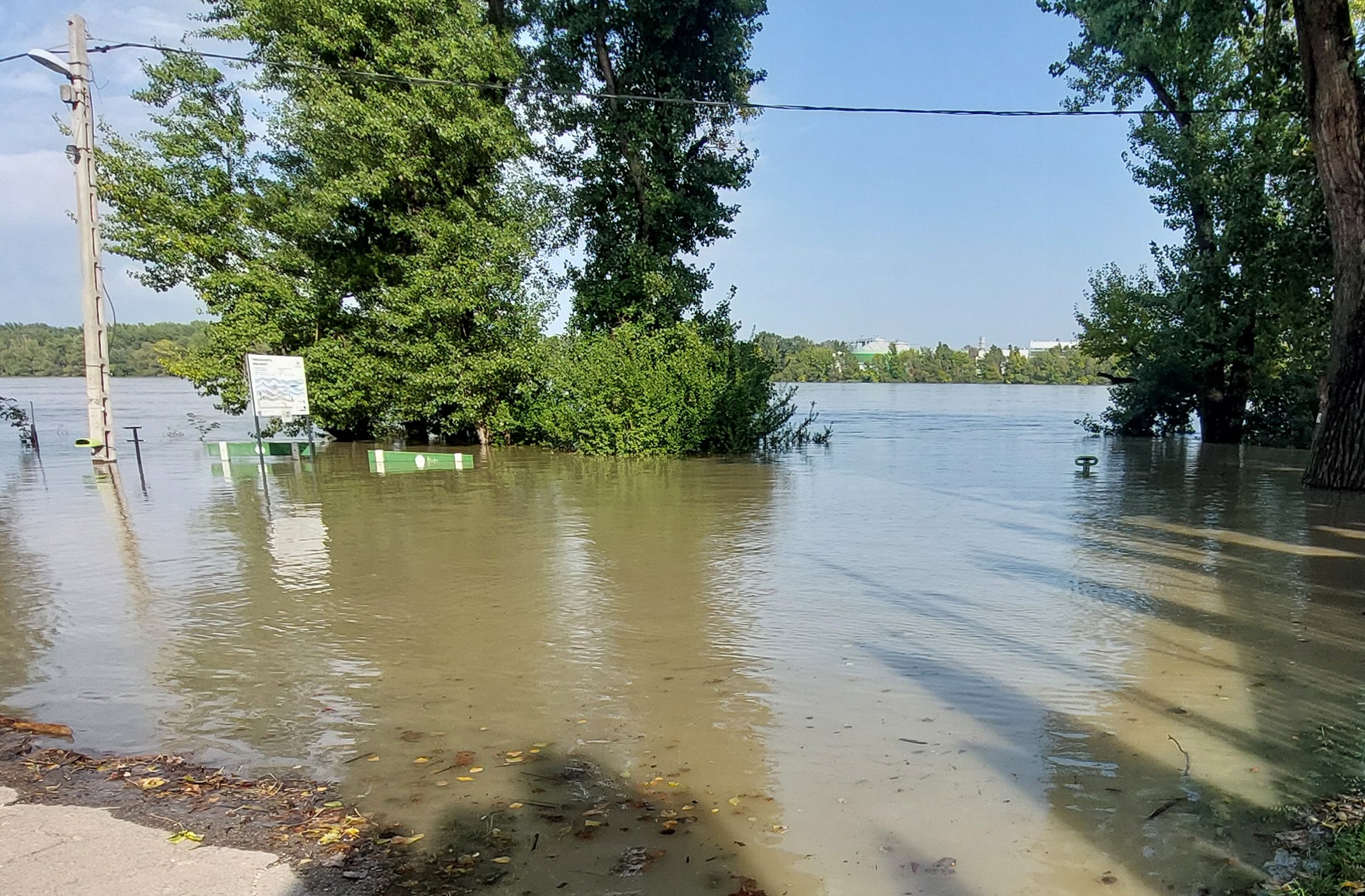 Itt vannak a legfrissebb előrejelzések: hol mikor, milyen magasan tetőzik az árhullám