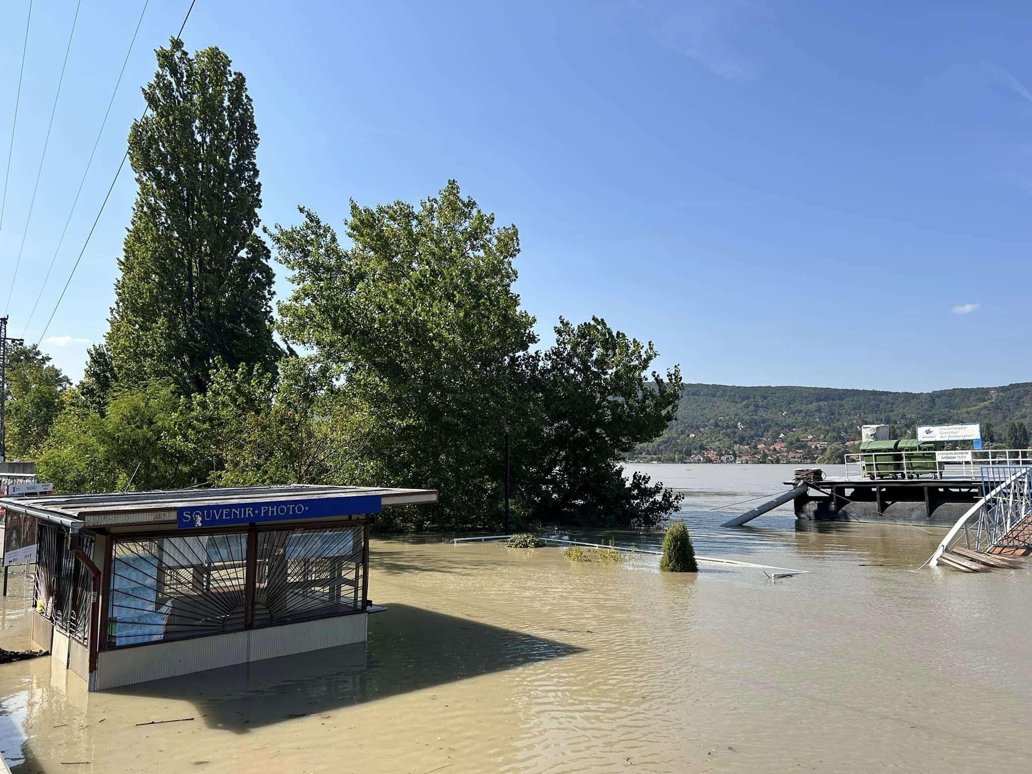 Visegrádra is tör be a víz, péntek éjjel tetőzhet – helyszíni fotók