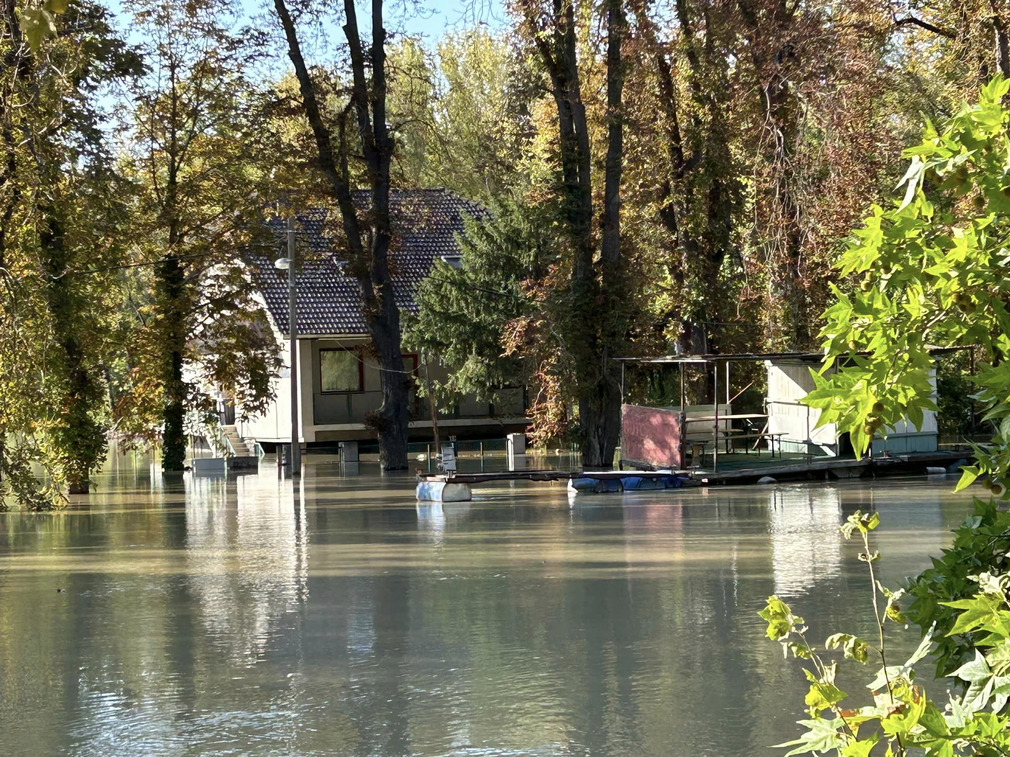 Esztergom egy részét lassan teljesen elnyeli a Duna - fotók az árvízről