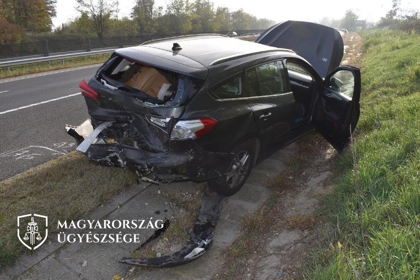 Két sofőr bemutatott egymásnak, majd összeszólalkozott az M7-esen – a büntetőfékezésből végül baleset lett