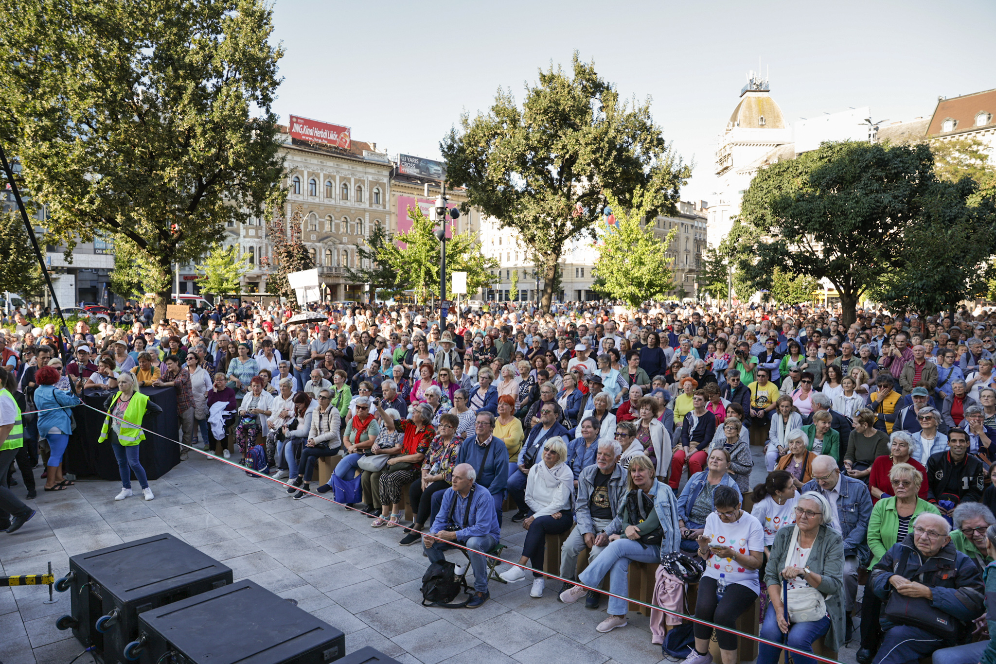 „A kormánynak van teljes felelőssége a szociális háló teljes szétrombolásáért” – videó az Iványiék mellett kiálló tüntetésről