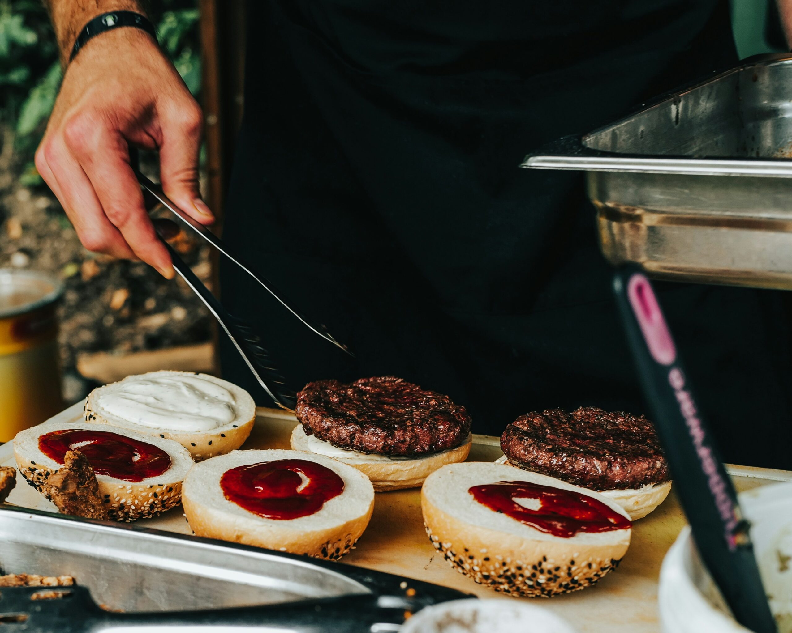 Véletlenül halálra szúrta magát egy férfi, miközben késsel próbálta szétválasztani a fagyasztott hamburgerpogácsákat