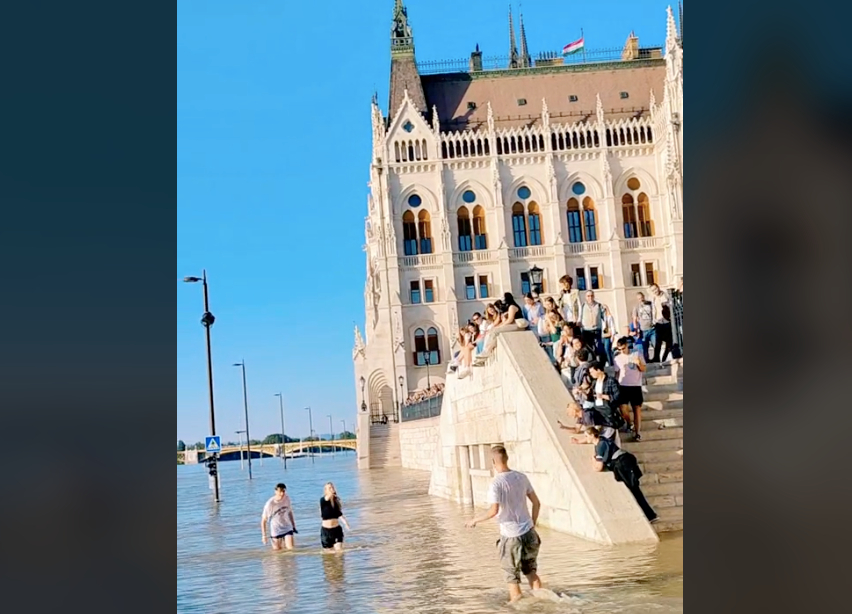 Három fiatal jó ötletnek tartotta, hogy megfürdenek a megáradt Dunában a Parlament mellett - videó!