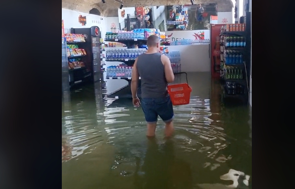 A budai Castle Deli üzletét teljesen ellepte a víz a Duna áradása miatt - videó!