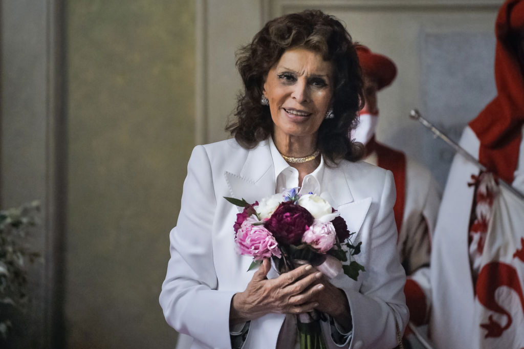 „Három generáció együtt” – félig magyar unokáival közös családi fotóval ünnepelte 90. szülinapját Sophia Loren