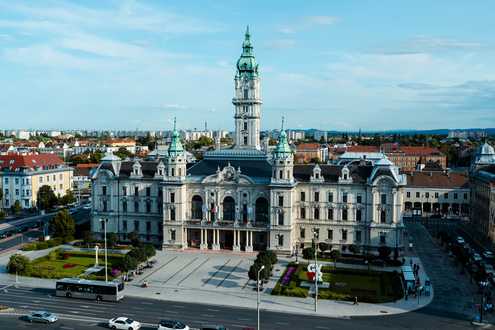 Áll a bál, tüntetők lepték el a győri városházát: „Ne lopják meg Győrt!”