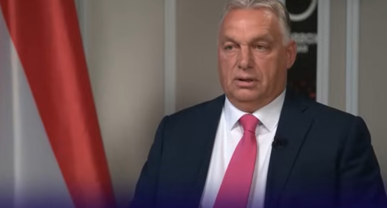 „Orbán Balázs is, ha megint harcolni kell a hazáért, ott lesz velünk a Corvin közben” - Videón, ahogy Orbán Viktor próbál magyarázkodni Orbán Balázs '56-os kijelentése miatt