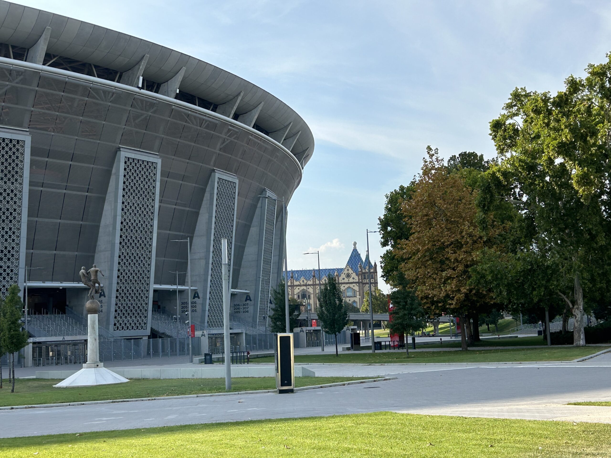 Fotók: Ha egy csendes sétára vágysz, akkor irány a Puskás Aréna parkja