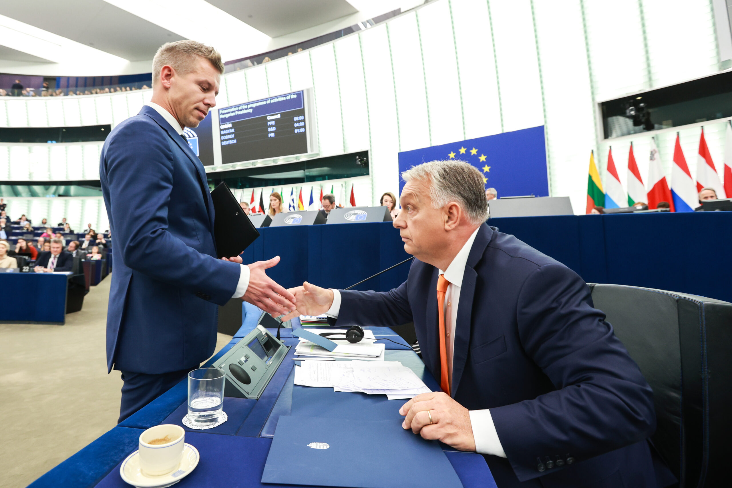 Történelmi fotón Orbán Viktor és Magyar Péter kézfogása