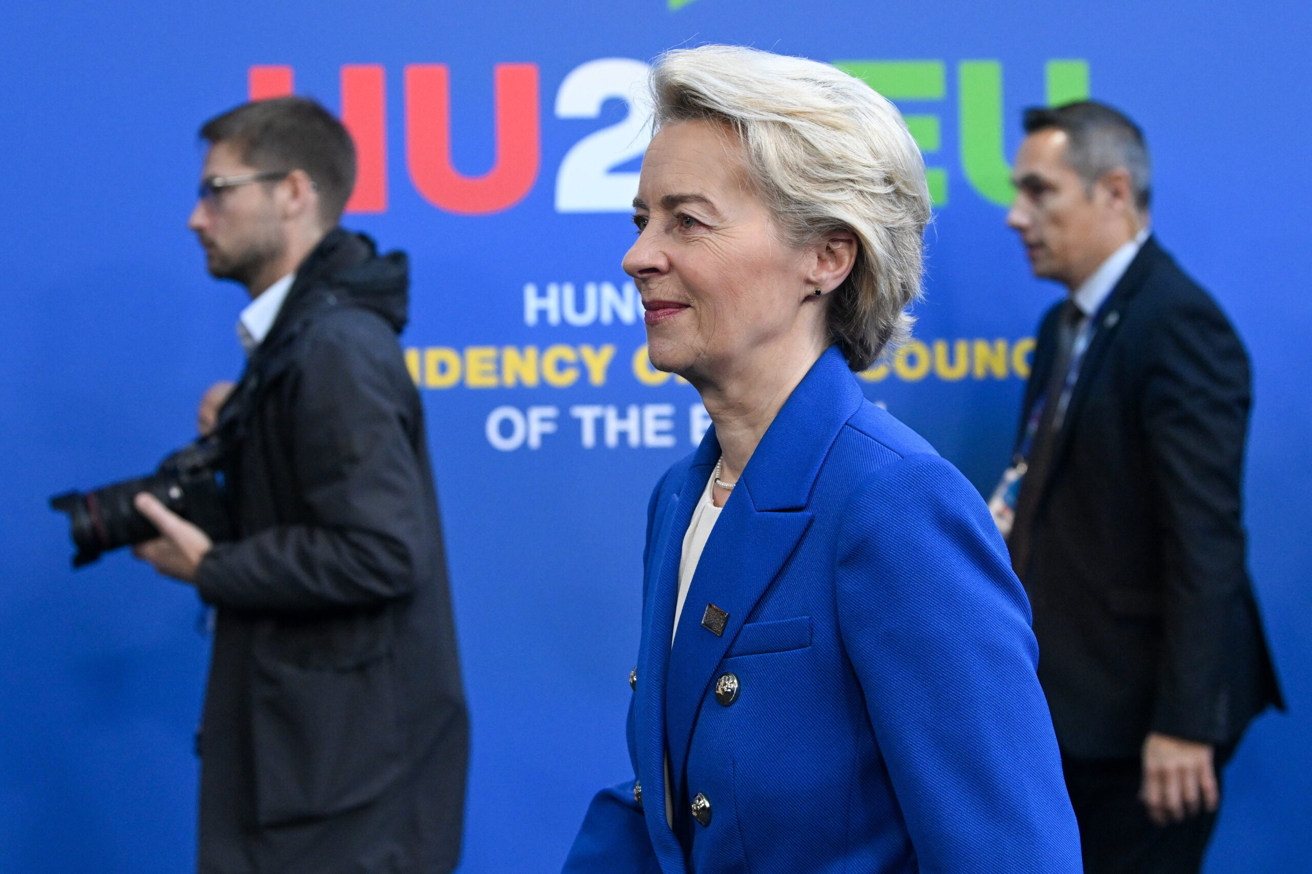 Ursula von der Leyen nyújtott elsősegélyt egy utasnak, aki rosszul lett a repülőgépen