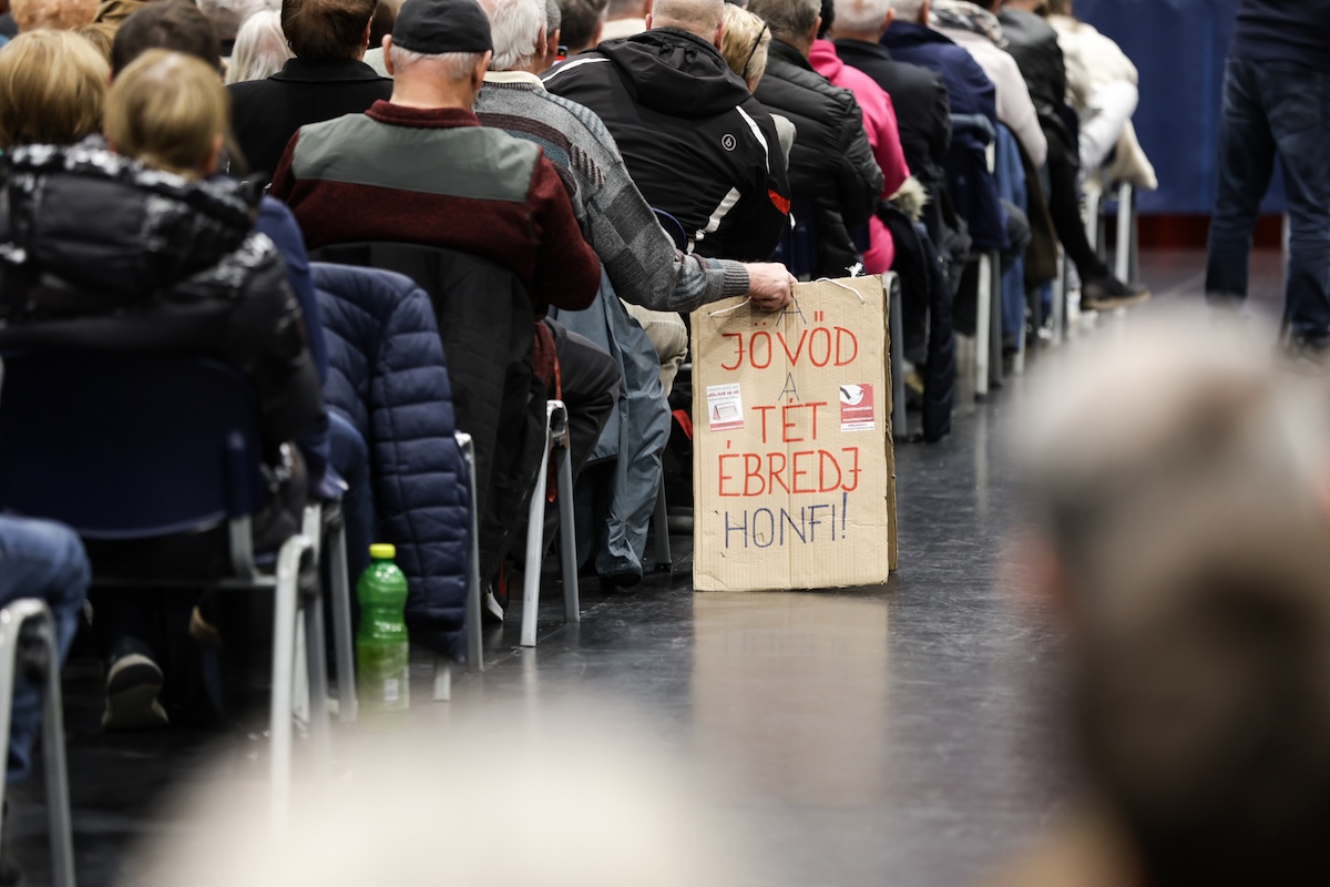 Tapsoló fiatalok és egy büdös bácsi: így indult Magyar Péterék országjárása Miskolcon és Szerencsen