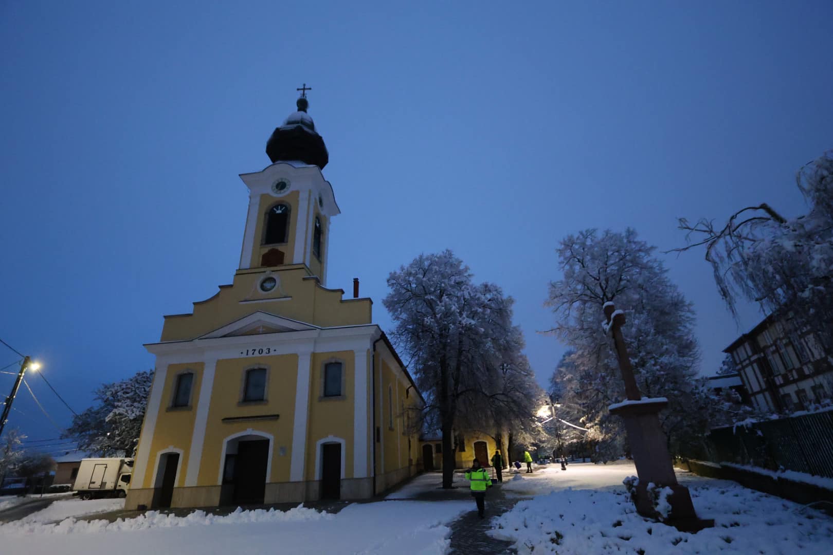 Az első hó áramszünettel, gyertyafénnyel, és egy beszélő porszívóval – szubjektív napló az agglomerációból