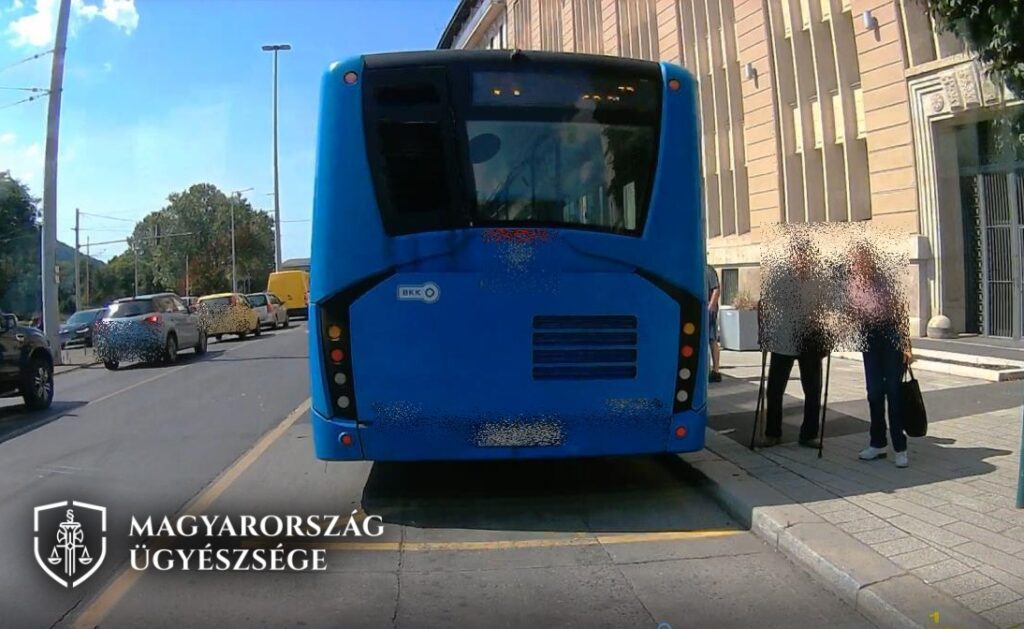 Életveszélyesen megsérült egy idős férfi, akit botjánál fogva rángattak le egy buszról